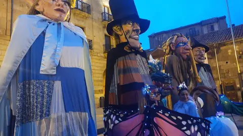 Los gigantes dieron vistosidad al desfile