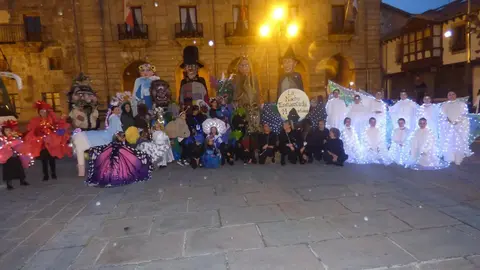 Participantes en el desfile de la Noche Encuentada