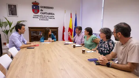 11:00.- Despacho de la consejera
La consejera de Inclusi&oacute;n, Social, Juventud, Familias e Igualdad, Bego&ntilde;a G&oacute;mez del R&iacute;o, recibe al presidente de la Coordinadora C&aacute;ntabra de ONGD, Gabriel Herrer&iacute;a. 
13 octubre 2023 &copy; Miguel De Parra