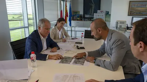 13:00 horas. Despacho del consejero de Industria, Empleo, Innovaci&oacute;n y Comercio
El consejero de Industria, Empleo, Innovaci&oacute;n y Comercio, Eduardo Arasti, se re&uacute;ne con el alcalde de Torrelavega, Javier L&oacute;pez Estrada. 17 OCT 2023 &copy;&nbsp;Miguel De la Parra