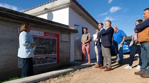 11:30 horas. Val de San Vicente. El consejero de Fomento, Ordenaci&oacute;n del Territorio y Medio Ambiente, Roberto Media, inaugura las obras en la estaci&oacute;n de bombeo de Val de San Vicente. 18 de octubre de 2023 &copy; Ra&uacute;l Lucio