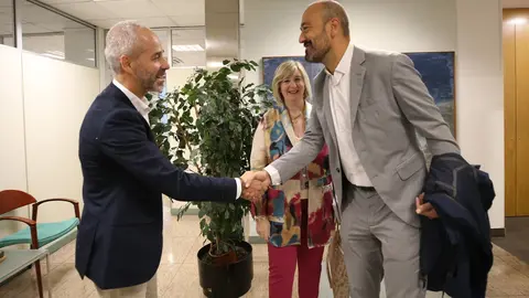 El consejero de Educaci&oacute;n, Formaci&oacute;n Profesional y Universidades, Sergio Silva, se re&uacute;ne con el alcalde de Torrelavega, Javier L&oacute;pez Estrada. 
20 OCT 23