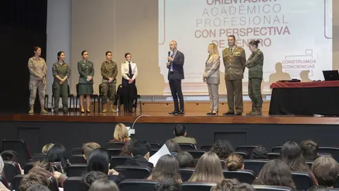 11 horas. IES Pereda
Primera de las sesiones de las Jornadas de Orientaci&oacute;n Acad&eacute;mico Profesional que tendr&aacute; lugar en el sal&oacute;n de actos del IES Pereda en 3 horarios.
Asistir&aacute; el Delegado de Defensa en Cantabria y la Directora del centro, adem&aacute;s del consejero de Educaci&oacute;n.