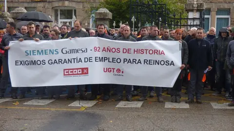 COMITÉ DE EMPRESA CON PANCARTA