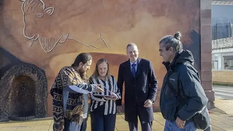 11:00 horas. Plaza de Rivero. San Felices de Buelna 
La consejera de Presidencia, Justicia, Seguridad y Simplificaci&oacute;n Administrativa, Isabel Urrutia, asiste a los actos conmemorativos del 120 aniversario del descubrimiento de la Cueva Hornos de la Pe&ntilde;a. 
