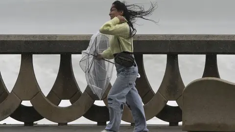 A Coru&ntilde;a. 
Temporal de viento y lluvia
Una persona camina por el paseo Mar&iacute;tiumo
20/10/2023
Foto: M. Dylan / Europa Press 






