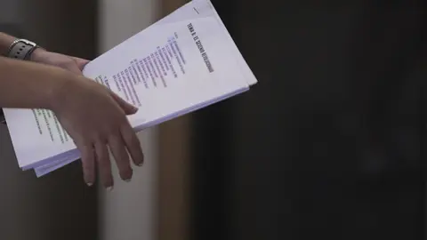 Detalle de las manos de una estudiante con los apuntes durante el primer d&iacute;a de la convocatoria extraordinaria de la Prueba de Evaluaci&oacute;n de Bachillerato para el Acceso y la Admisi&oacute;n en la Universidad en la Facultad de F&iacute;sica, a 12 de julio de 2022 en Sevilla (Andaluc&iacute;a, Espa&ntilde;a)