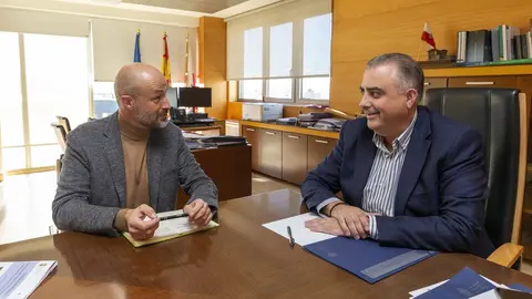 13:15.- Despacho del consejero 
El consejero de Fomento, Ordenaci&oacute;n del Territorio y Medio Ambiente, Roberto Media, recibe al alcalde de Puente Viesgo 31 OCTUBRE 2023 &copy; Miguel De la Parra