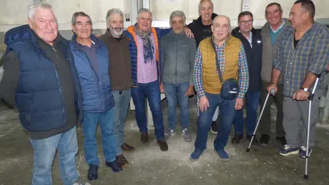 Chus junto a antiguos trabajadores de la empresa e invitados al acto