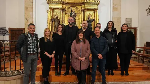 Autoridades y miembros del Coro Cámara Gaudia, después del concierto