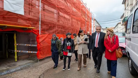 11:30 horas. Barrio Obrero del Rey. Santander. (Punto de encuentro: en la barrera
de entrada a la urbanizaci&oacute;n)
El consejero de Fomento, Ordenaci&oacute;n del Territorio y Medio Ambiente, Roberto
Media, visita las obras de rehabilitaci&oacute;n energ&eacute;tica realizadas por su departamento. 22 noviembre 2023 &copy; Miguel De la Parra