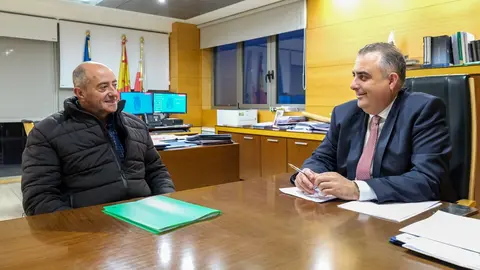 18.00.- Despacho del consejero. El consejero de Fomento, Ordenaci&oacute;n del Territorio y Medio Ambiente, Roberto Media, se re&uacute;ne con el teniente alcalde de Luena, Miguel Lucio. 28 de noviembre de 2023 &copy; Ra&uacute;l Lucio