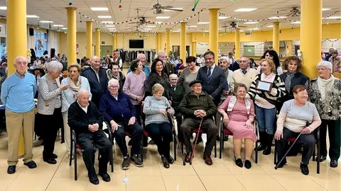 6.00 horas. C/ Marqu&eacute;s de Villapuente, s/n. Camargo
La consejera de Inclusi&oacute;n Social, Juventud, Familias e Igualdad, Bego&ntilde;a G&oacute;mez, y el alcalde Camargo, Diego Movell&aacute;n, participan en el homenaje a los mayores. 12 DIC 2023 &copy; Gobierno Cantabria