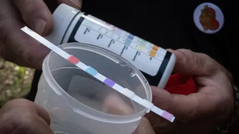 02/10/2023. Fuente de los Ca&ntilde;os, Larraga, Comunidad Foral de Navarra, Espa&ntilde;a.Greenpeace realiza un tour por Navarra para medir la contaminaci&oacute;n por nitratos de decenas de pueblos de la comunidad. La organizaci&oacute;n pasa una semana midiendo los nitratos presentes en el agua en decenas de localidades para tener una idea global del estado del agua en muchos pueblos de la comunidad en relaci&oacute;n a su posible contaminaci&oacute;n por nitratos, procedentes del macrogranjas de la zona.&copy;Greenpeace/Pedro Armestre&copy;Greenpeace Handout/Pedro Armestre - No sales - No Archives - Editorial Use Only - Free use only for 14 days after release. Photo provided by GREENPEACE, distributed handout photo to be used only to illustrate news reporting or commentary on the facts or events depicted in this image.