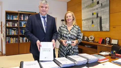 09:00 horas. Parlamento de Cantabria. El consejero de Econom&iacute;a, Hacienda y Fondos Europeos, Luis &Aacute;ngel Ag&uuml;eros, registra el proyecto de Ley de Presupuestos Generales de Cantabria para 2024  31 de octubre de 2023 &copy; Ra&uacute;l Lucio
