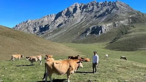 El consejero de Desarrollo Rural, Ganader&iacute;a, Pesca y Alimentaci&oacute;n, Pablo Palencia, realiza una visita institucional a Li&eacute;bana para conocer las necesidades de los ganaderos y los viticultores de la comarca.