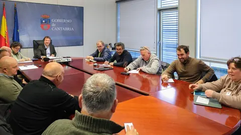 9.30.- Sala de reuniones Consejer&iacute;a. El consejero de Desarrollo Rural, Ganader&iacute;a, Pesca y Alimentaci&oacute;n, Pablo Palencia, se re&uacute;ne Federaci&oacute;n de Asociaciones de Ganado Vacuno de Razas C&aacute;rnicas. 20 de diciembre de 2023 &copy; Ra&uacute;l Lucio