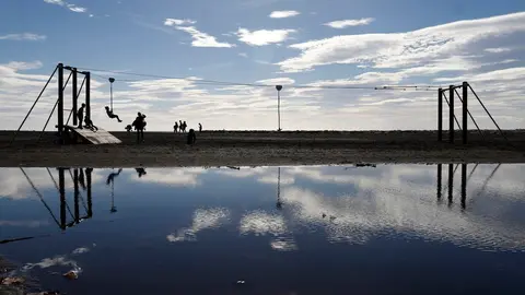 Malague&ntilde;os, turistas y visitantes llenan las calles de M&aacute;laga eun un domingo de Navidad con los comercios abiertos y temperaturas de 20&ordm;en la imagen playa de Pedregalejo a 26 de diciembre de 2021 en M&aacute;laga, Andaluc&iacute;a.