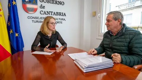 12.00.- Despacho de la consejera
La consejera de Cultura, Turismo y Deporte, Eva Guillermina Fern&aacute;ndez, se re&uacute;ne con el alcalde de Suances. 27 NOVIEMBRE 2023 &copy; Miguel De la Parra