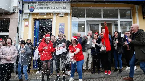 Riotorto, Lugo. 5&ordm; premio de la Loter&iacute;a de Navidad en la localidad de Riotorto, en Lugo. Riotorto cuenta con poco m&aacute;s de 1200 habitantes, y se han vendido m&aacute;s de 1800 d&eacute;cimos del 37038, agraciado con un quinto premio. La pr&aacute;ctica totalidad de los vecinos de la localidad han recibido alg&uacute;n pellizco del premio, repartido entre bares y establecimientos del pueblo, adem&aacute;s de en localidades lim&iacute;trofes como Lourenz&aacute; o Breto&ntilde;a.