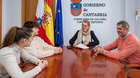 13.30.- Despacho de la consejera
La consejera de Cultura, Turismo y Deporte, Eva Guillermina Fern&aacute;ndez, se re&uacute;ne con el alcalde de Solorzano, Santiago Campos.