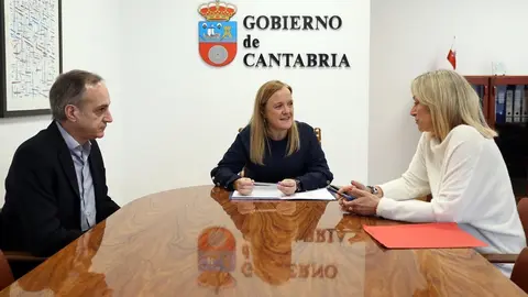 La consejera de Presidencia, Justicia, Seguridad y Simplificaci&oacute;n Administrativa, Isabel Urrutia, se re&uacute;ne con la alcaldesa de Castro Urdiales, Susana Herr&aacute;n. 
13 DIC 23