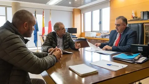 12.00.- Despacho del consejero. El consejero de Fomento, Ordenaci&oacute;n del Territorio y Medio Ambiente, Roberto Media, recibe al alcalde de Cillorigo de Li&eacute;bana, Jos&eacute; Mar&iacute;a Cuevas. 12 de diciembre de 2023 &copy; Ra&uacute;l Lucio