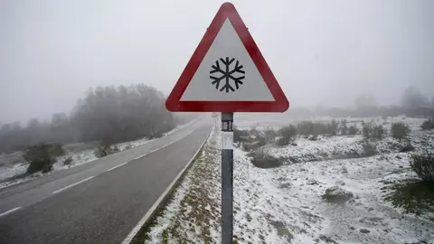 Cervantes, Lugo. Entra un frente fr&iacute;o con nevadas en puntos altos. Tras las altas temperaturas de la Semana Santa, la llegada de un frente fr&iacute;o tard&iacute;o deja estampas nevadas en cotas superiores a los 1400 mts. En la imagen, se&ntilde;alizaciones en terreno nevado en la Le-4211, en la ma&ntilde;ana del jueves 13 de Abril