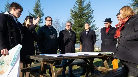 10:30 horas. Barrio Tarriba. San Felices de Buelna. El consejero de Fomento, Ordenaci&oacute;n del Territorio y Medio Ambiente, Roberto Media, inaugura un parque de este municipio. 12 de enero de 2024 &copy; Ra&uacute;l Lucio