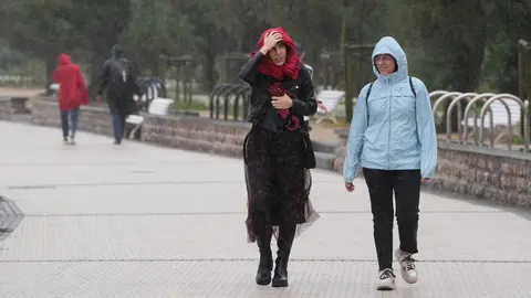 lluvia en la playa de Ondarreta en San Sebasti&aacute;n