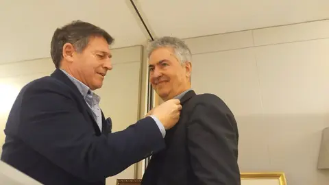 El presidente de la Peña Campurriana de Santander Ignacio De Blás impone la Pantortilla de Oro a Enrique martínez