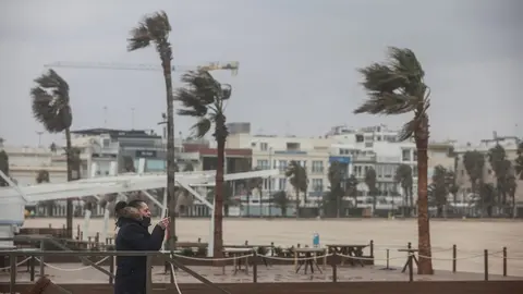 ROBER SOLSONA&hellip;.20220325&hellip;VALENCIA&hellip;..LLUVIA Y FUERTE VIENTO EN LA PLAYA DE LA MALVARROSA.