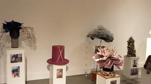 Detalle fotográfico de la exposión Chapeau, qiue puede verse en la sala de exposiciones de La Casona