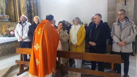 El p&aacute;rroco de Reinosa se dirige a la presidenta de Cantabria, durante&nbsp;la&nbsp;Eucarist&iacute;a