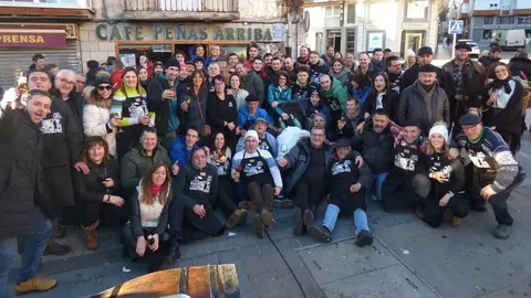 El bar Pe&ntilde;as Arriba de Reinosa se vuelca con sus clientes y colaboradores desde hace casi tres d&eacute;cadas, con una gran comida popular que supera el centenar de invitados. Por la ma&ntilde;ana reparten torreznos y parrillada pa