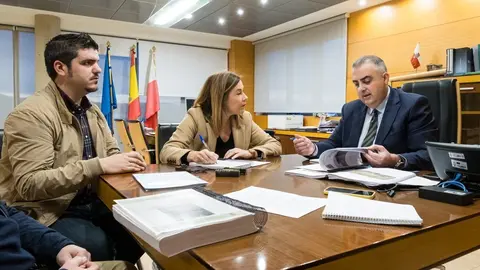 08.45.- Despacho del consejero. El consejero de Fomento, Ordenaci&oacute;n del Territorio y Medio Ambiente, Roberto Media, se re&uacute;ne con la alcaldesa de Medio Cudeyo, Mar&iacute;a Higuera. 22 de enero de 2024 &copy; Ra&uacute;l Lucio