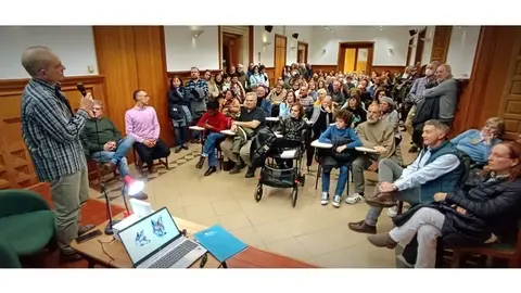 El público lleno la sala de la Chimenea en La Casona de Reinosa
