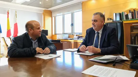 10.15.- Despacho del consejero. El consejero de Fomento, Ordenaci&oacute;n del Territorio y Medio Ambiente, Roberto Media, recibe al alcalde de B&aacute;rcena de Pie de Concha, Agust&iacute;n Mantec&oacute;n. 23 de enero de 2024 &copy; Ra&uacute;l Lucio