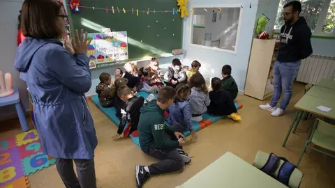 Triacastela, Lugo. Comienzo de las clases en educaci&oacute;n primaria en toda Espa&ntilde;a. En Triacastela, los alumnos y alumnas del CEIP Eduardo Cela Vila acuden el primer d&iacute;a a las aulas. Triacastela mantiene dos aulas abiertas en el colegio, una que agrupa a los alumnos de infantil y otra que agrupa a los de primaria, hasta sumar en total 19 alumnos que mantienen la matr&iacute;cula del pasado curso.