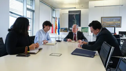 09.30.- Despacho del consejero. El consejero de Industria, Empleo, Innovaci&oacute;n y Comercio, Eduardo Arasti, se re&uacute;ne con el alcalde de Casta&ntilde;eda, Marcos Garc&iacute;a Carrera. 7 de febrero de 2024 &copy; Ra&uacute;l Lucio