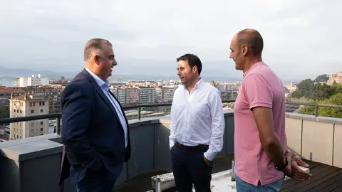 09:00 horas. Despacho del consejero de Fomento, Ordenaci&oacute;n del Territorio y Medio Ambiente. El consejero de Fomento, Ordenaci&oacute;n del Territorio y Medio Ambiente, Roberto Media, se re&uacute;ne con el alcalde de Valdeprado del R&iacute;o, Jaime Soto. 11 de septiembre de 2023 &copy; Ra&uacute;l Lucio