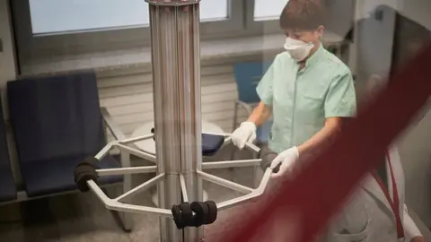 Lampara de rayos ultraviolta que se usa para la desinfeccion de habitaciones y areas peque&ntilde;as donde haya habido pacientes sospechosos o con COVID19 . Clinica Universidad de Navarra.