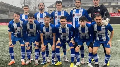 Equipo titular del club deportivo Naval frente al Solares