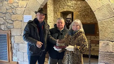 Los alcaldes durante la visita al castillo de Argüeso