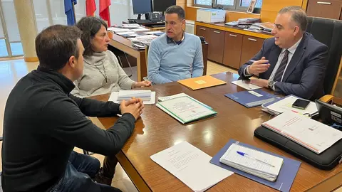 Consejero Fomento Roberto Media reuni&oacute;n con el alcalde de Las Rozas de Valdearroyo, Ra&uacute;l Calder&oacute;n. 28 FEB 2024 &copy;&nbsp;Gobierno de Cantabria