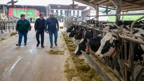 12.30 horas. Bo Liandres s/n. Ruiloba
El consejero de Desarrollo Rural, Ganader&iacute;a, Pesca y Alimentaci&oacute;n, Pablo Palencia, visita la explotaci&oacute;n l&aacute;ctea Los Remedios de Ruiloba. 21 FEBRERO 2024 &copy;&nbsp;Miguel De la Parra