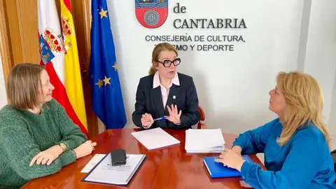 13.00.- Despacho de la consejera
La consejera de Cultura, Turismo y Deporte, Eva Guillermina Fern&aacute;ndez, se re&uacute;ne con la alcaldesa de Entrambasaguas, Mar&iacute;a Jes&uacute;s Susinos.
