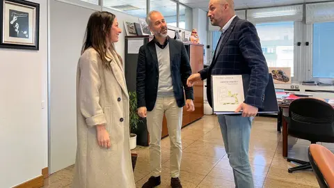 El consejero de Educaci&oacute;n, Formaci&oacute;n Profesional y Universidades, Sergio Silva, recibe al alcalde de Puente Viesgo.