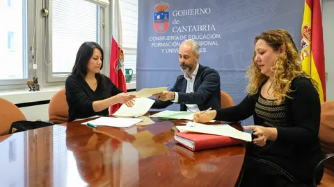 09:15 horas. Despacho del consejero de Educaci&oacute;n, Formaci&oacute;n Profesional y Universidades. El consejero de Educaci&oacute;n, Formaci&oacute;n Profesional y Universidades, Sergio Silva, firma con las organizaciones sindicales el acuerdo para la sustituci&oacute;n de jornada a docentes mayores de 55 a&ntilde;os. 19 de marzo de 2024 &copy; Ra&uacute;l Lucio