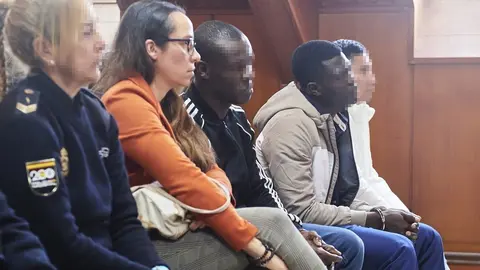 EuropaPress_5836663_agente_policia_nacional_junto_acusados_juicio_violacion_grupal_santander